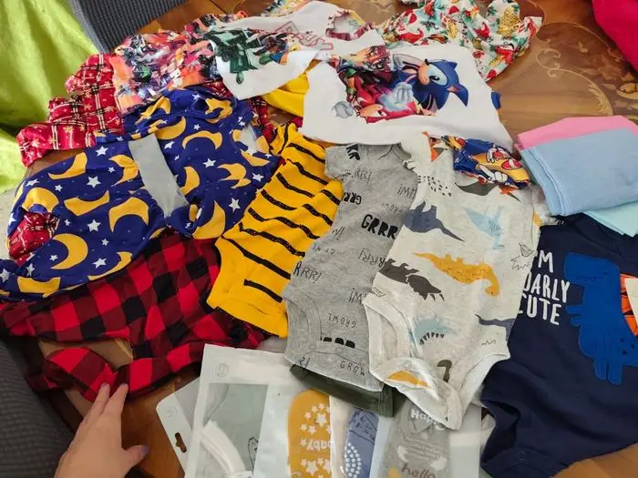 Ropa y artículos para bebés comprados con lo recaudado